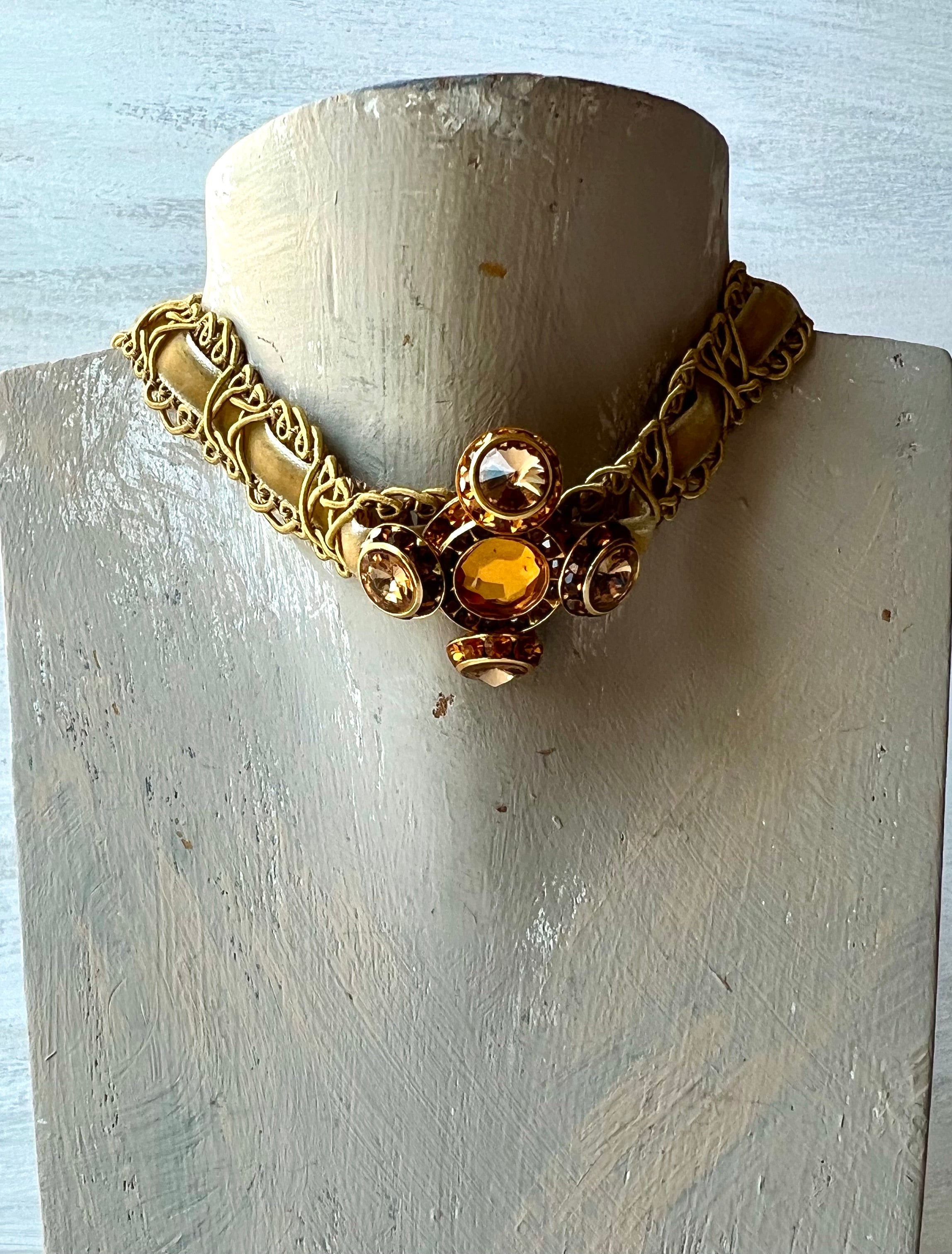 RGS-N049: Handcrafted Crystal Choker Velvet Ribbon Necklace – Rose