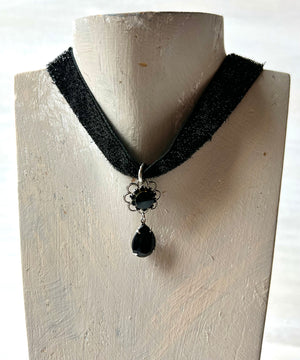 RGS-N035: Handcrafted Crystal Choker Ribbon Necklace