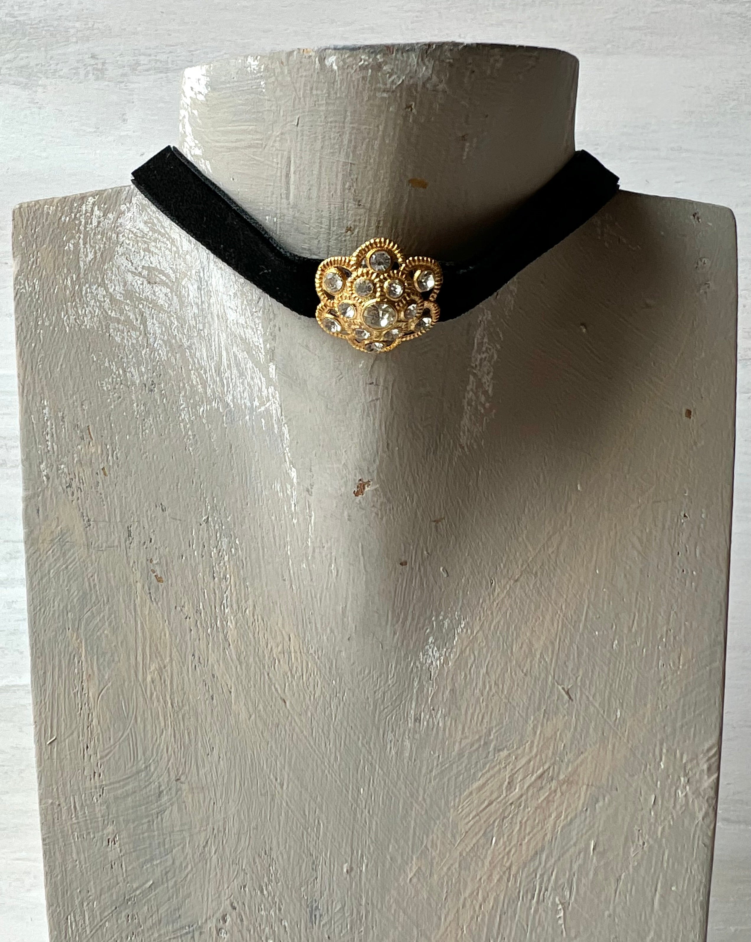 RGS-N049: Handcrafted Crystal Choker Velvet Ribbon Necklace – Rose